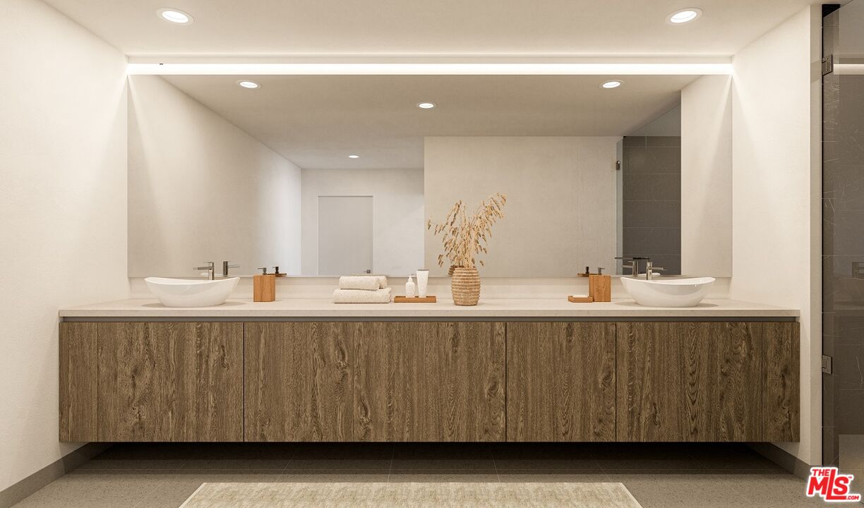 725 N Croft Ave Unit: 404