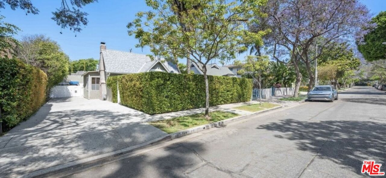 1149 N Poinsettia Pl