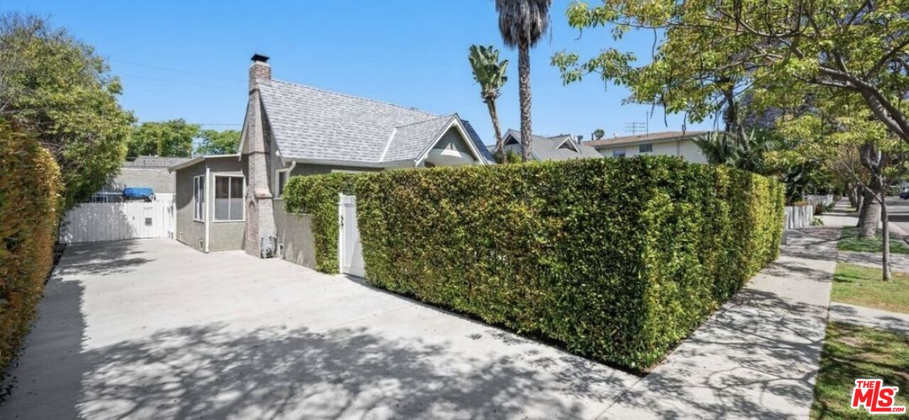 1149 N Poinsettia Pl