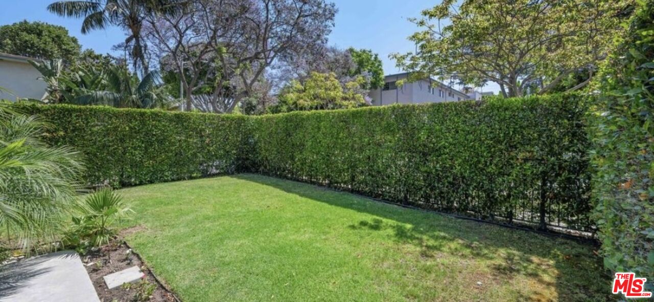 1149 N Poinsettia Pl