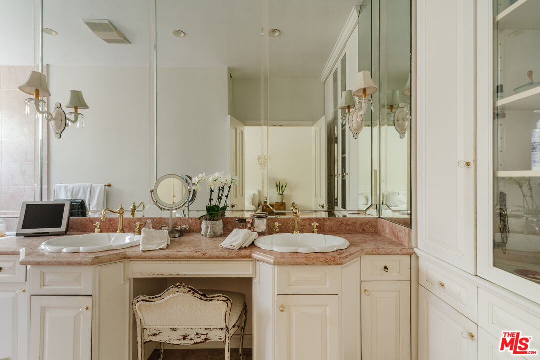8611 Burton Way Unit: 5