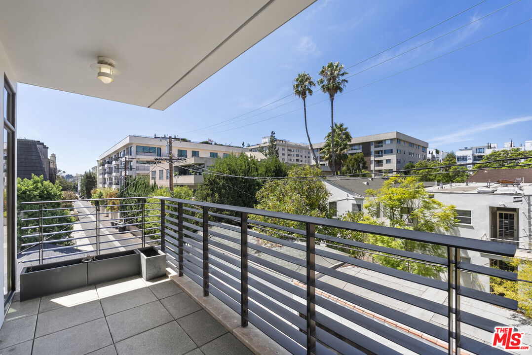447 N Doheny Dr Unit: 302