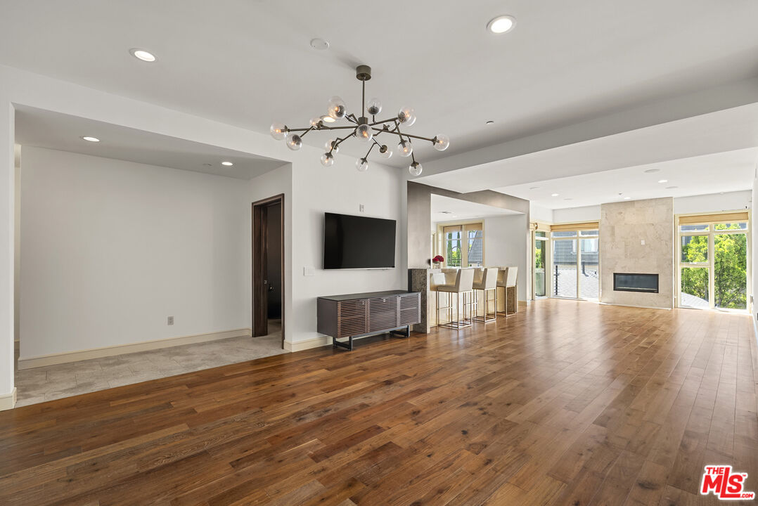 447 N Doheny Dr Unit: 302