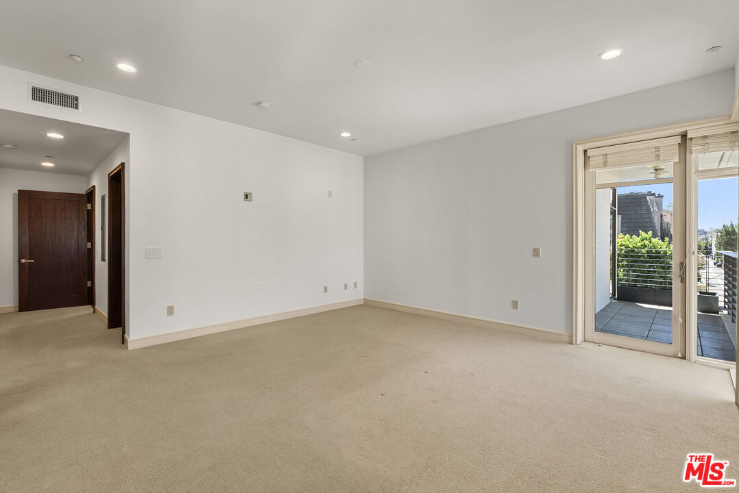 447 N Doheny Dr Unit: 302