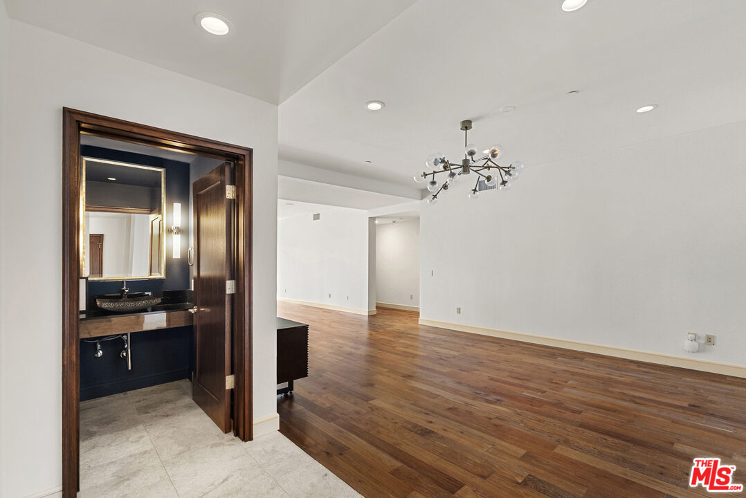 447 N Doheny Dr Unit: 302