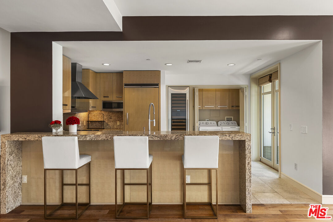 447 N Doheny Dr Unit: 302