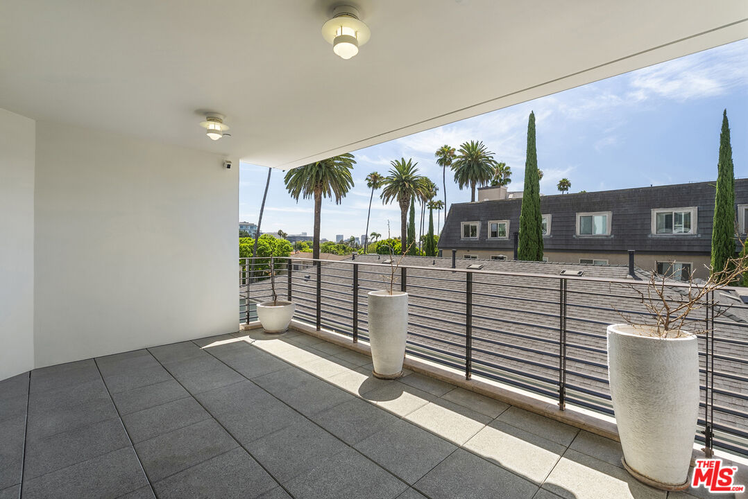 447 N Doheny Dr Unit: 302