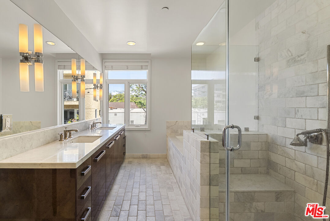 447 N Doheny Dr Unit: 302