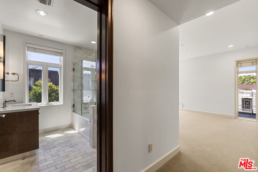 447 N Doheny Dr Unit: 302