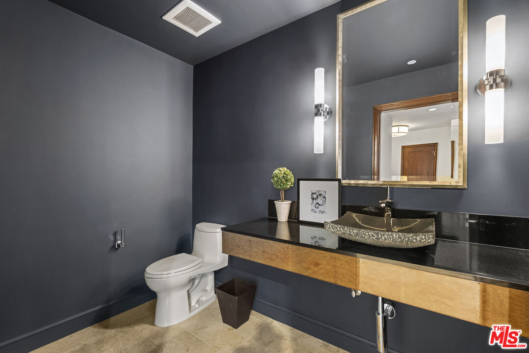 447 N Doheny Dr Unit: 302