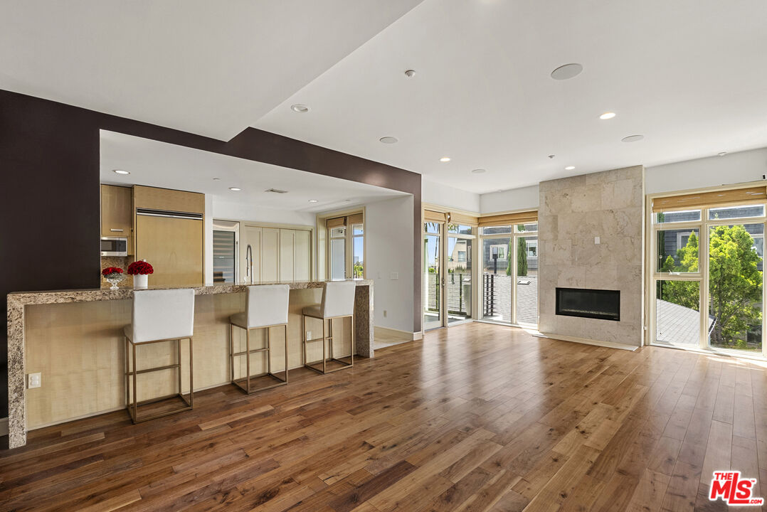 447 N Doheny Dr Unit: 302