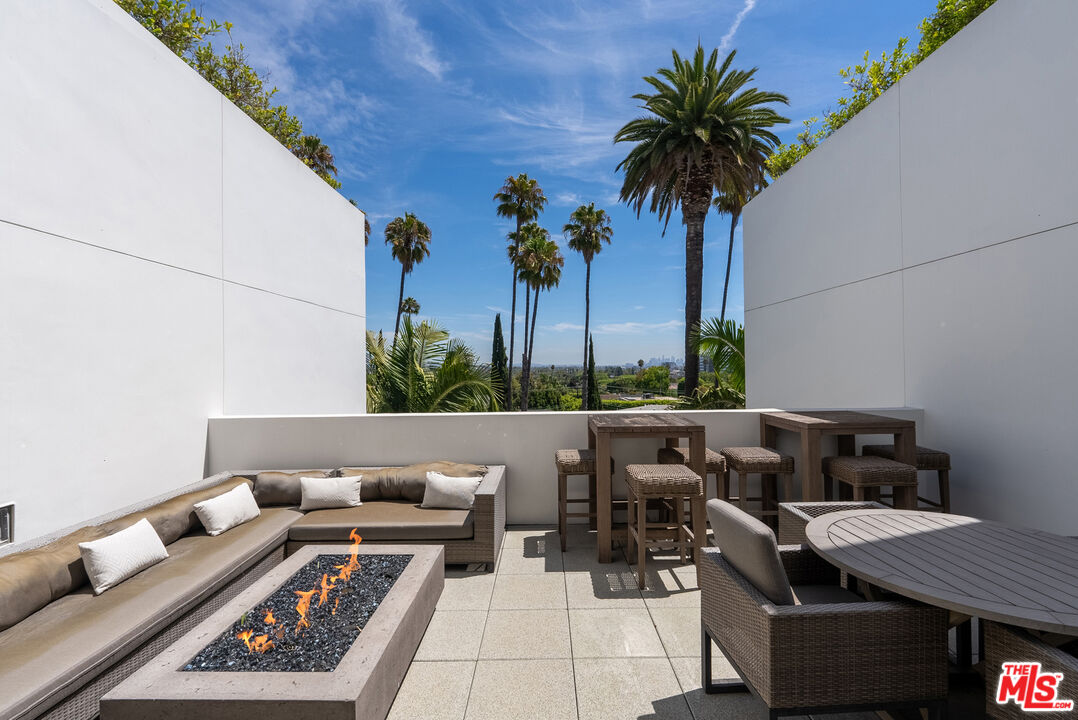 447 N Doheny Dr Unit: 302