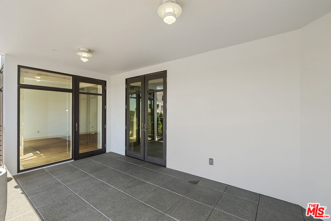 447 N Doheny Dr Unit: 302