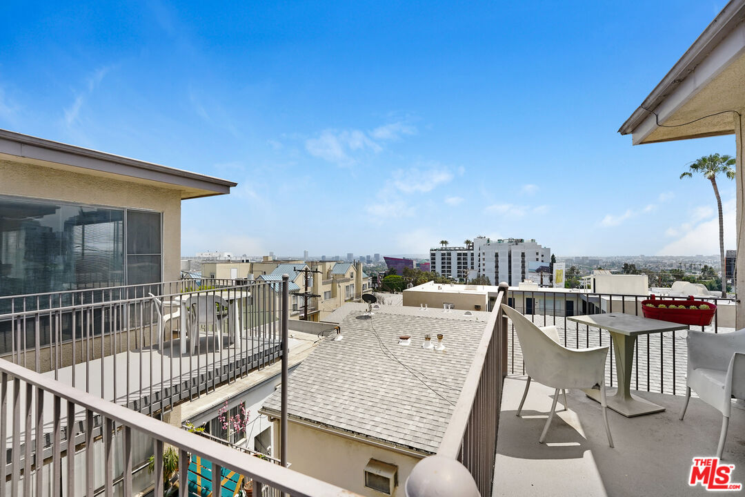 1140 N Clark St Unit: 206