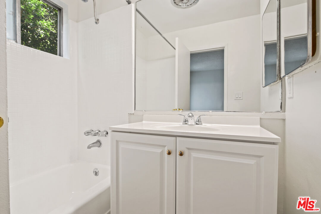 1140 N Clark St Unit: 206