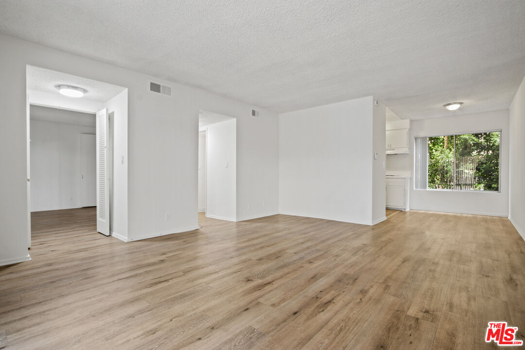 1140 N Clark St Unit: 206