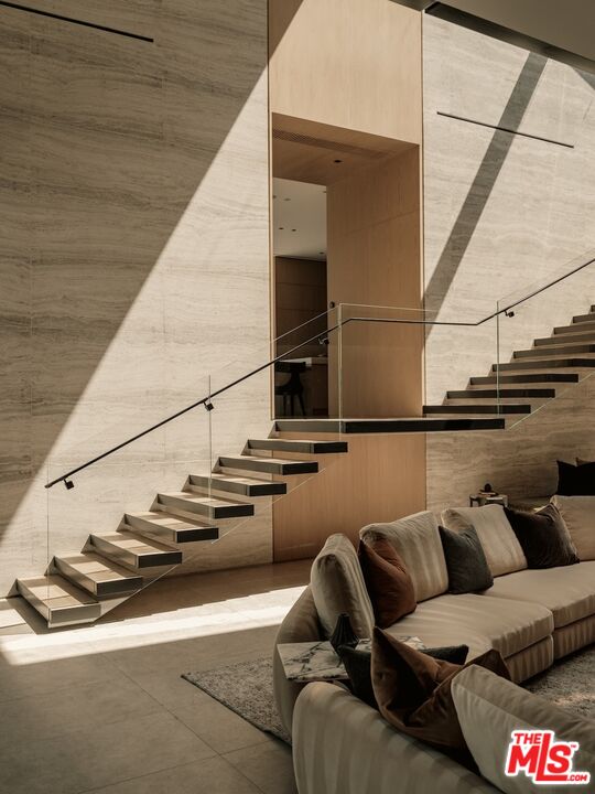 2555 La Mesa Dr