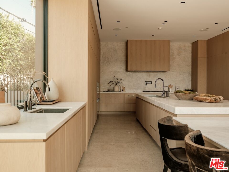 2555 La Mesa Dr
