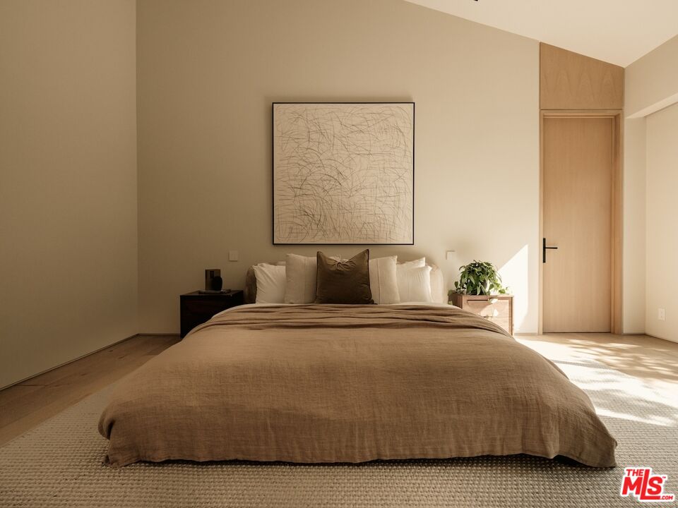 2555 La Mesa Dr