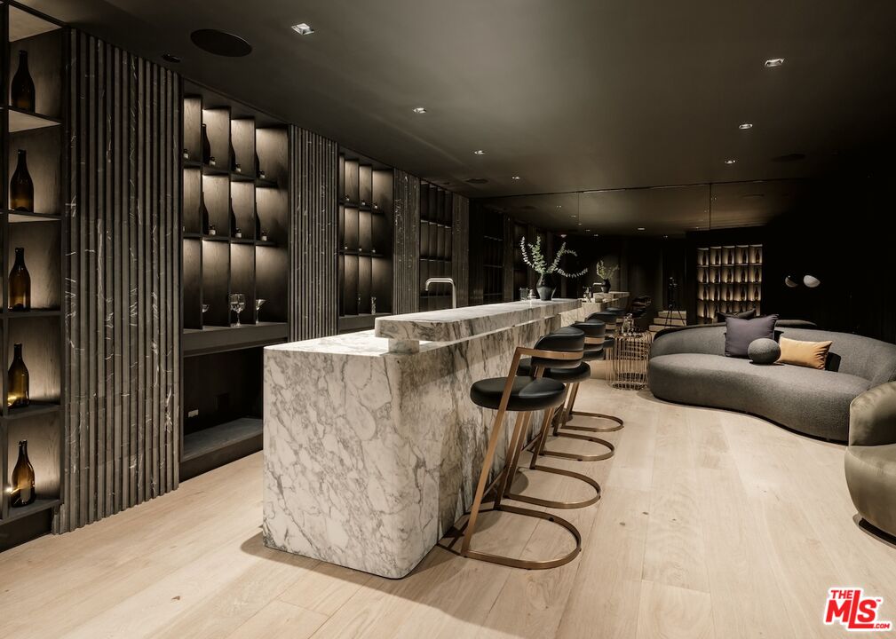 2555 La Mesa Dr