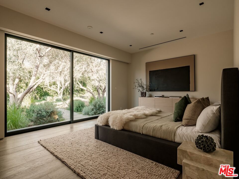 2555 La Mesa Dr