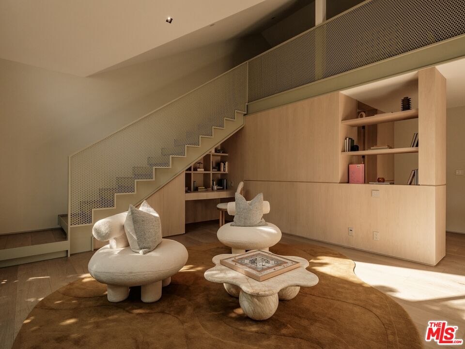 2555 La Mesa Dr