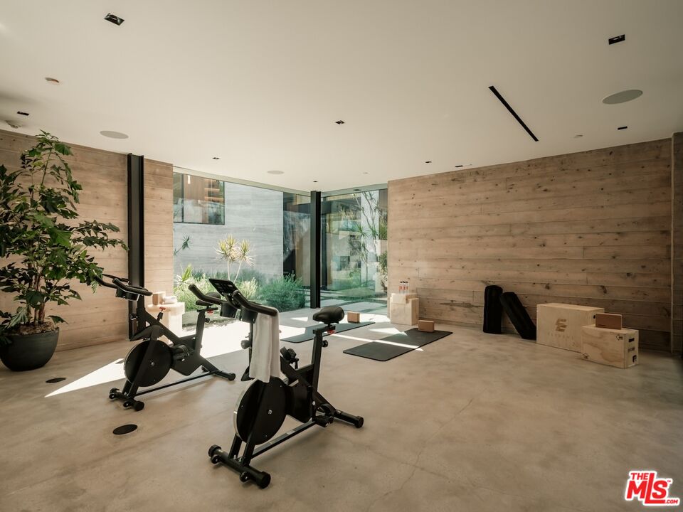 2555 La Mesa Dr