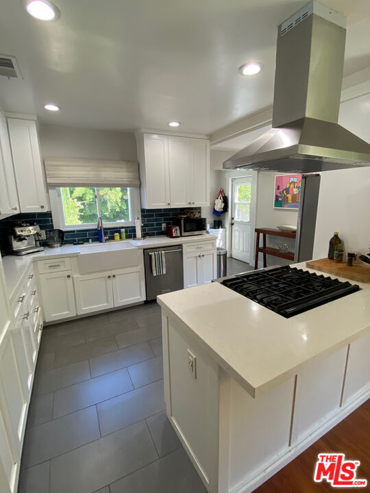 1202 N Poinsettia Pl