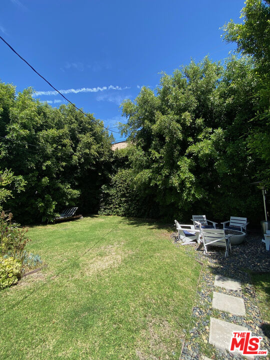 1202 N Poinsettia Pl