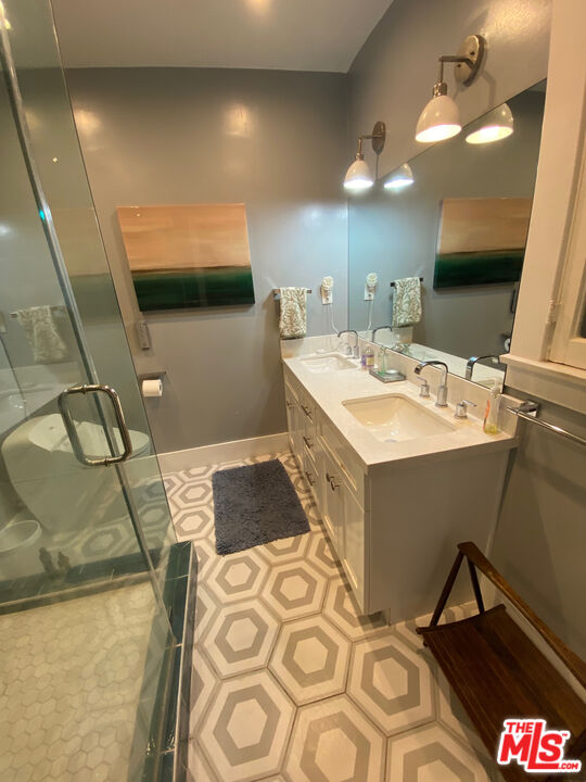 1202 N Poinsettia Pl