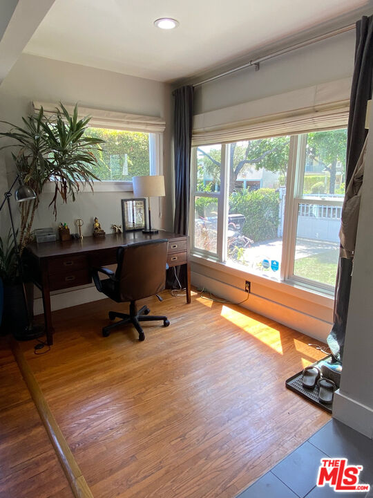 1202 N Poinsettia Pl