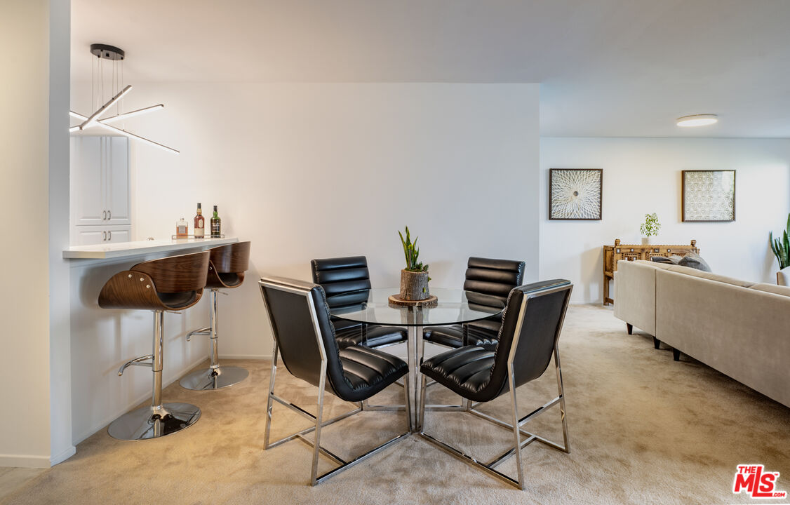 927 N Kings Rd Unit: 317