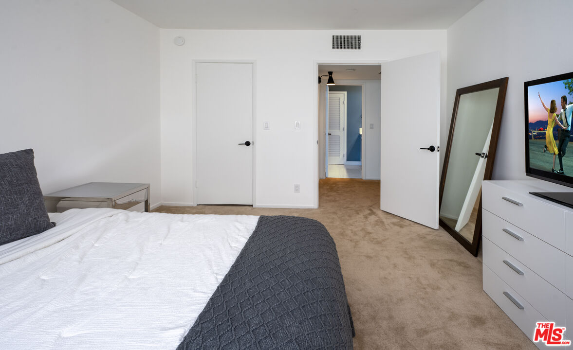 927 N Kings Rd Unit: 317