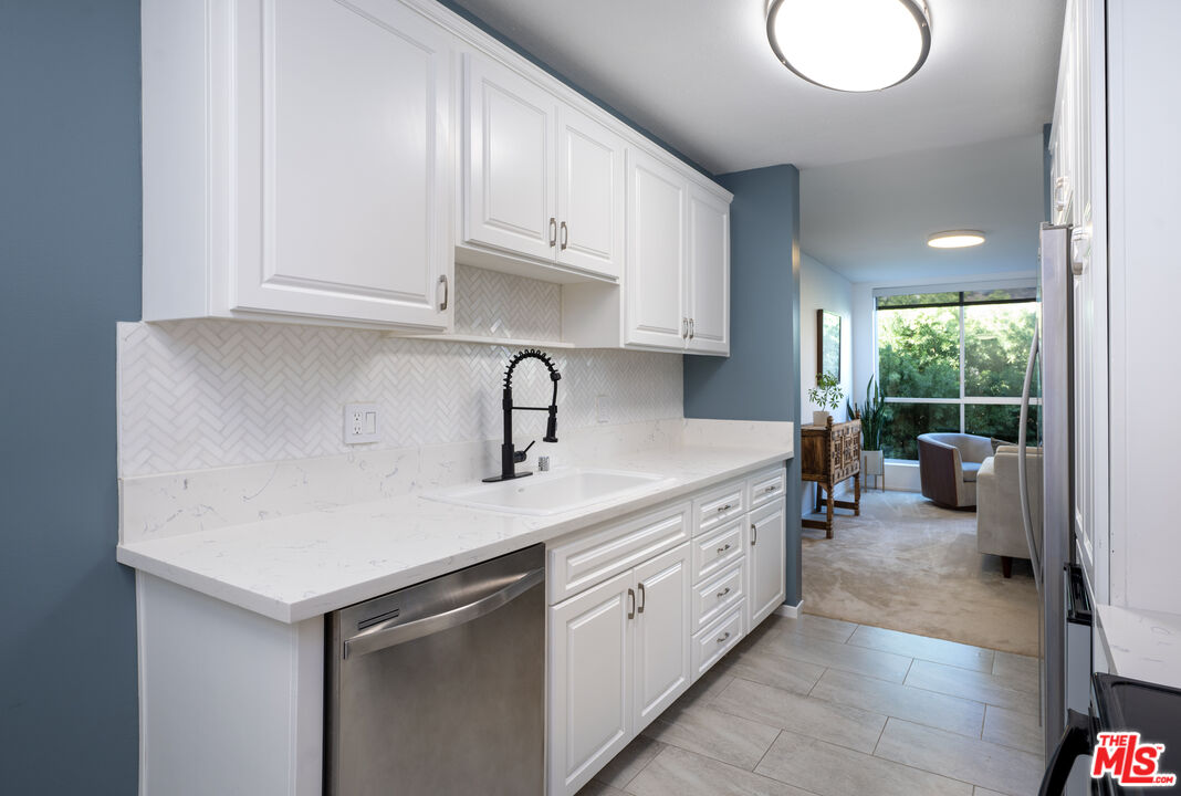 927 N Kings Rd Unit: 317