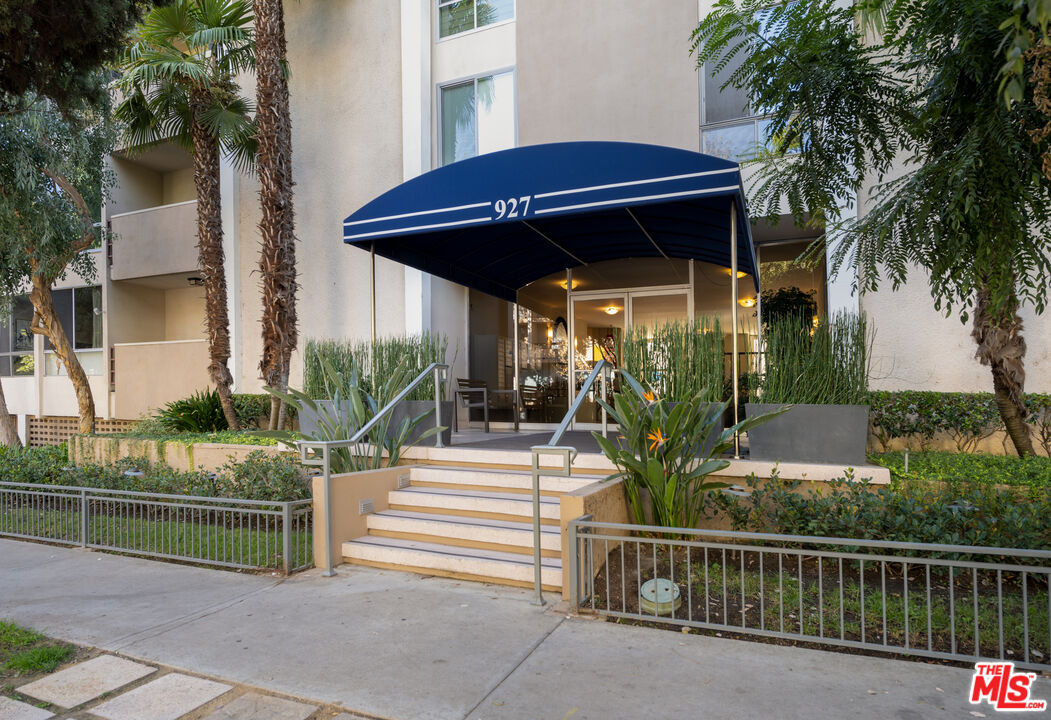 927 N Kings Rd Unit: 317