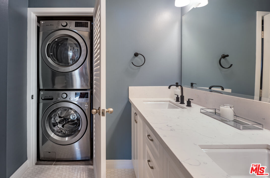 927 N Kings Rd Unit: 317