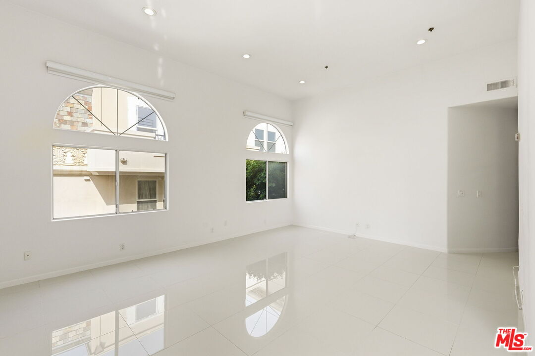 840 N Croft Ave Unit: 301