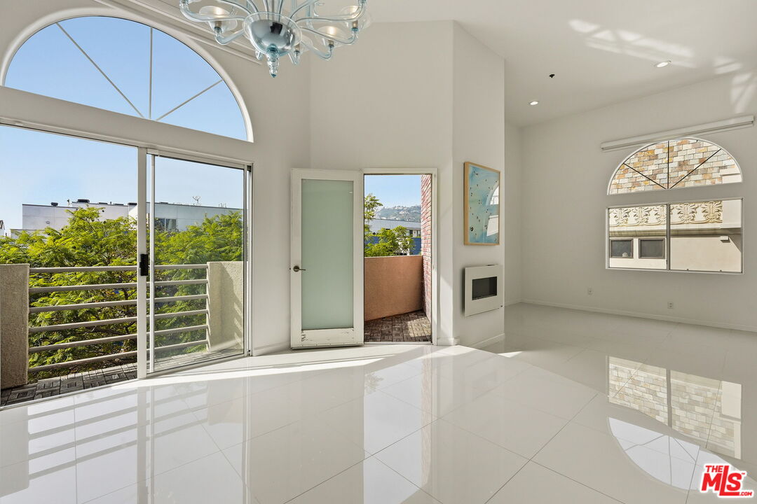 840 N Croft Ave Unit: 301