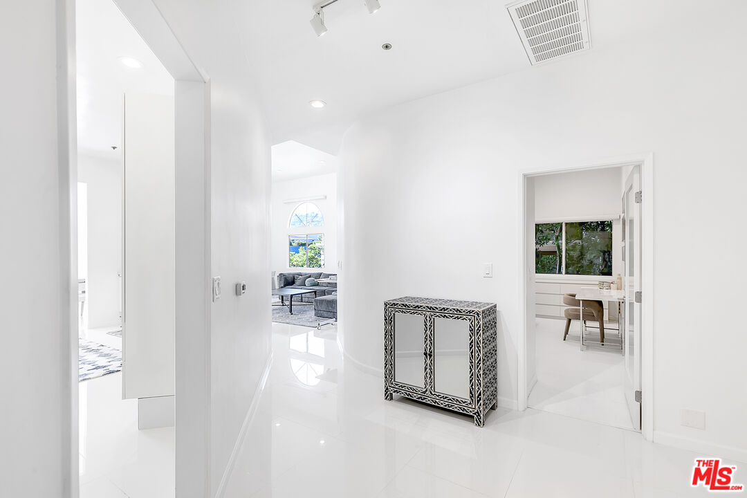 840 N Croft Ave Unit: 301