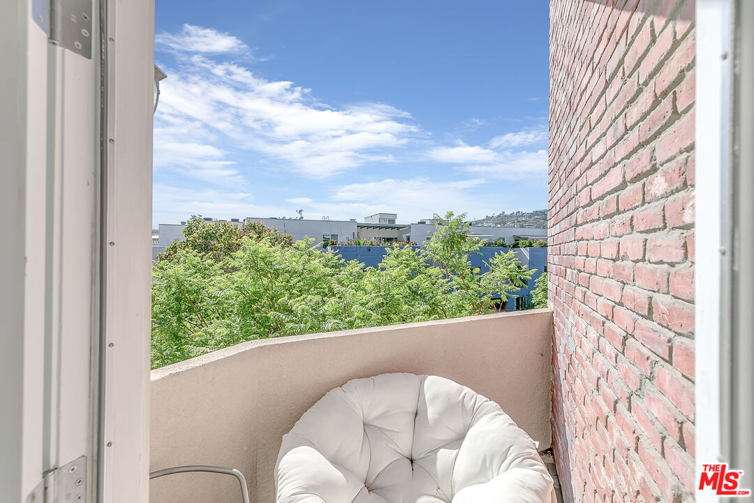 840 N Croft Ave Unit: 301