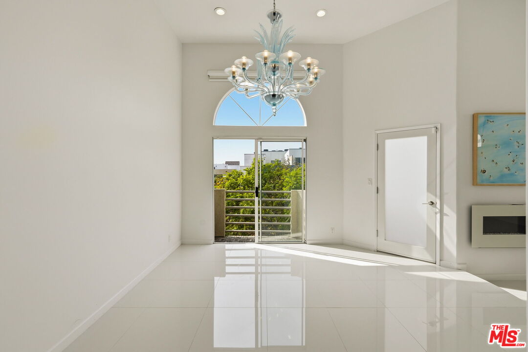 840 N Croft Ave Unit: 301