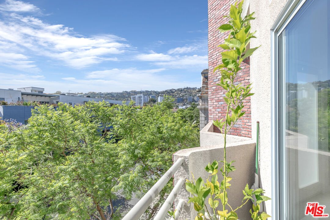 840 N Croft Ave Unit: 301