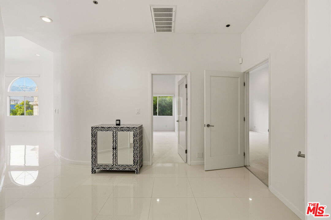 840 N Croft Ave Unit: 301