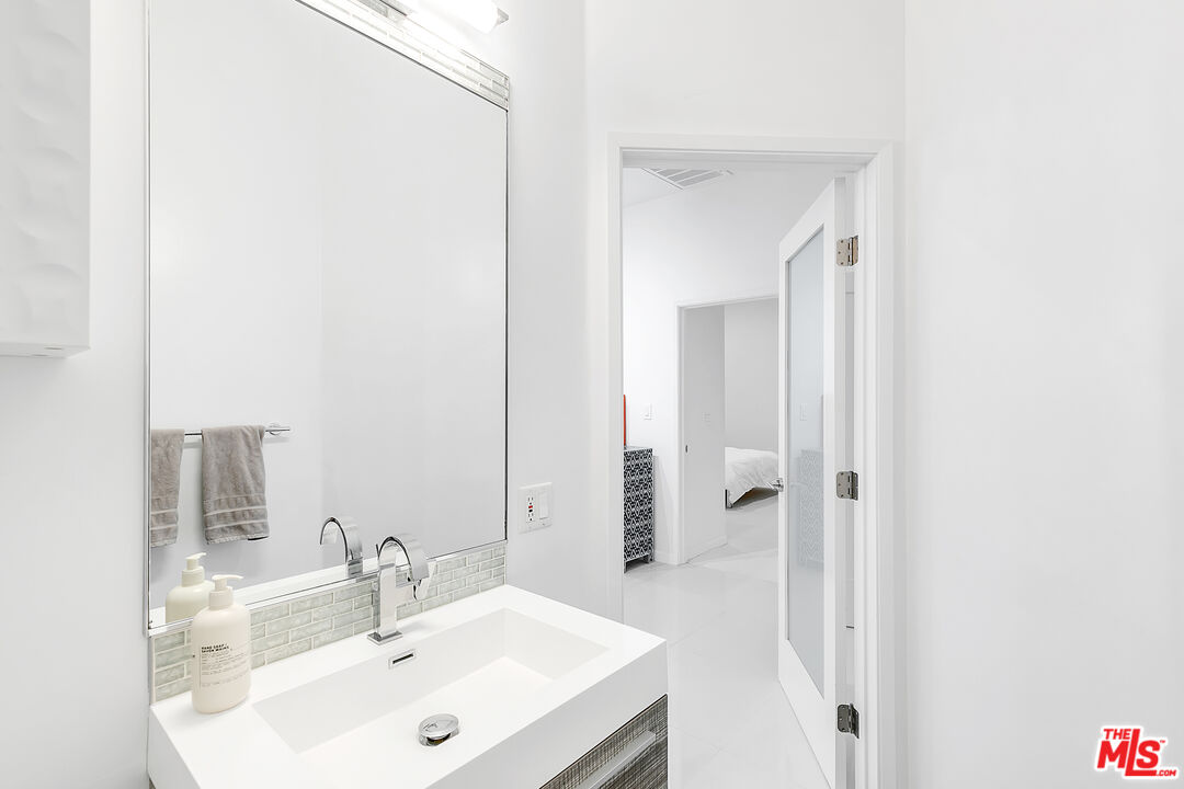 840 N Croft Ave Unit: 301