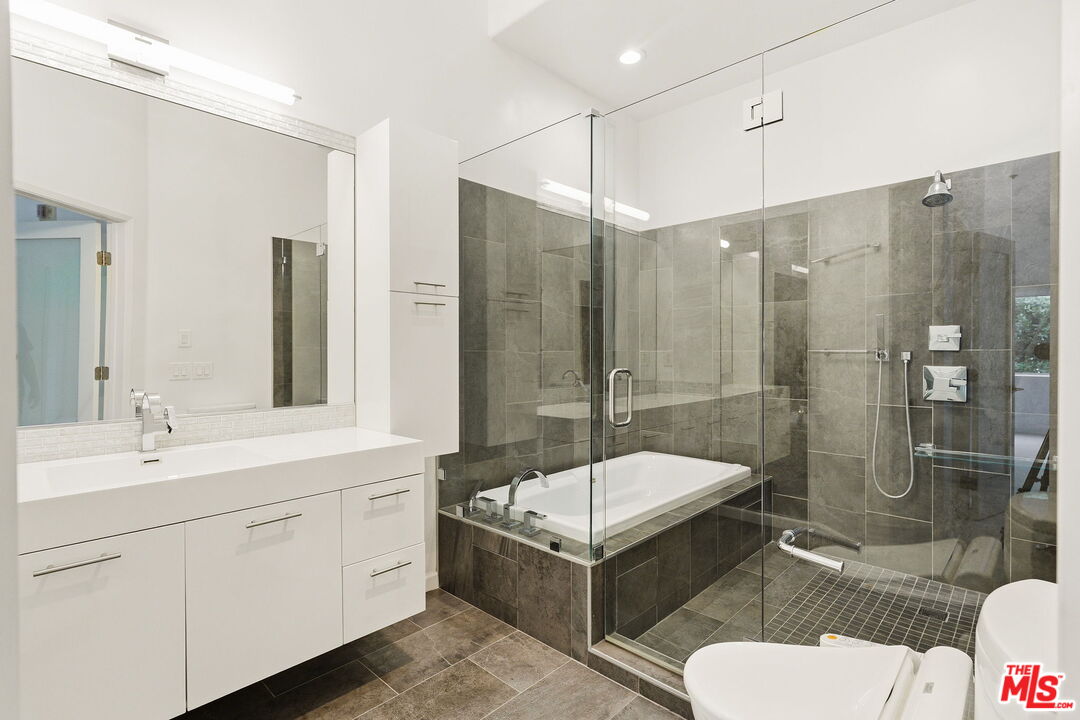 840 N Croft Ave Unit: 301