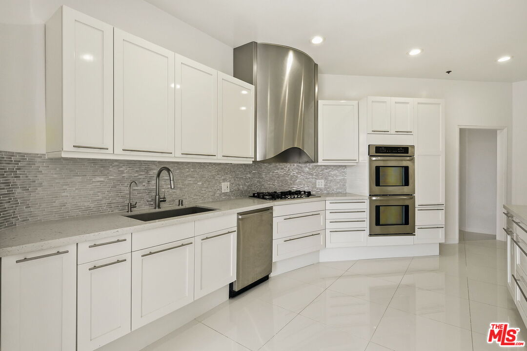 840 N Croft Ave Unit: 301