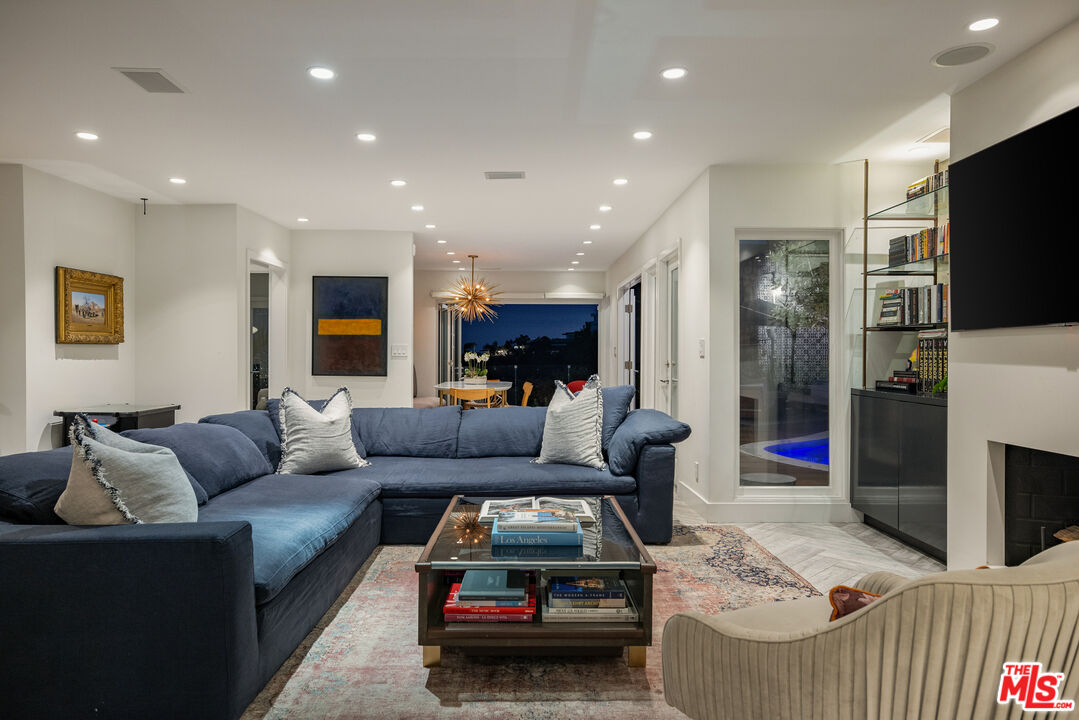 2137 Sunset Plaza Dr