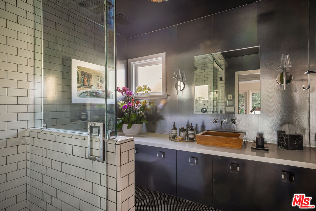 2137 Sunset Plaza Dr