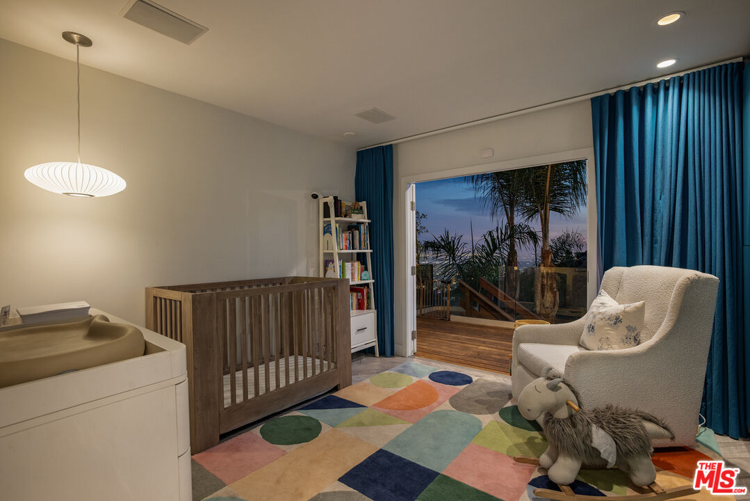 2137 Sunset Plaza Dr