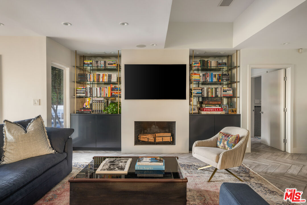 2137 Sunset Plaza Dr